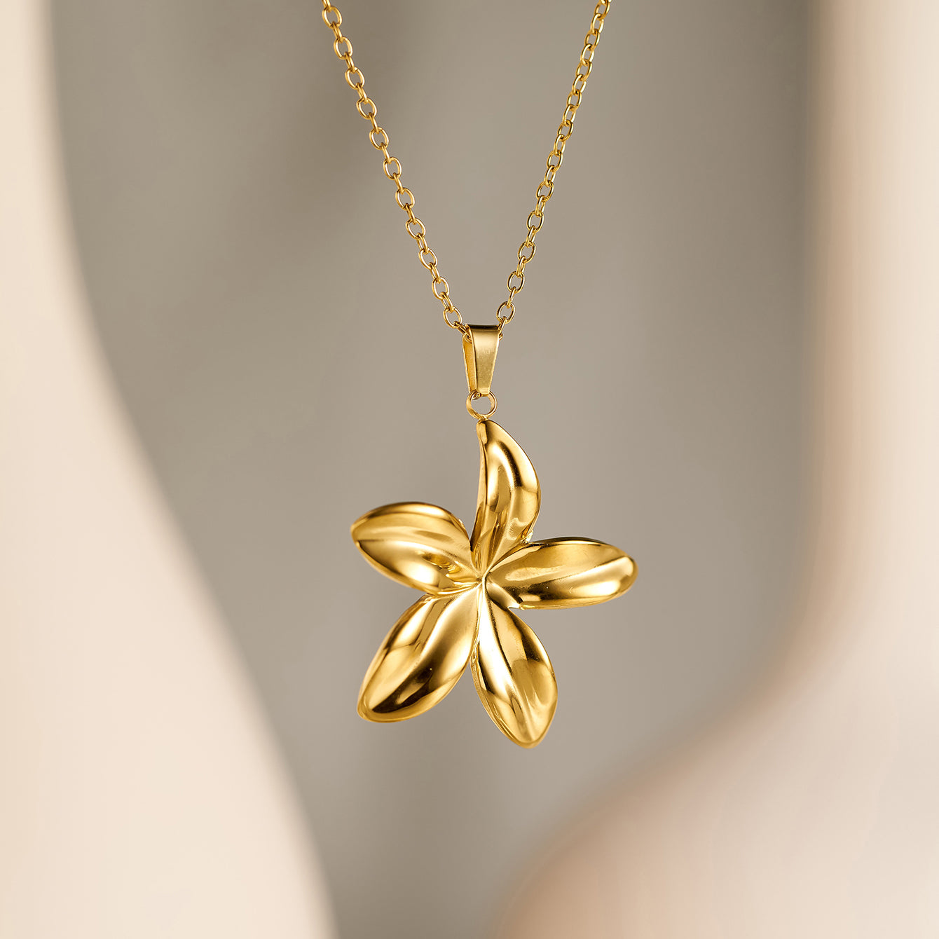 Elegant Gold Flower Pendant Necklace