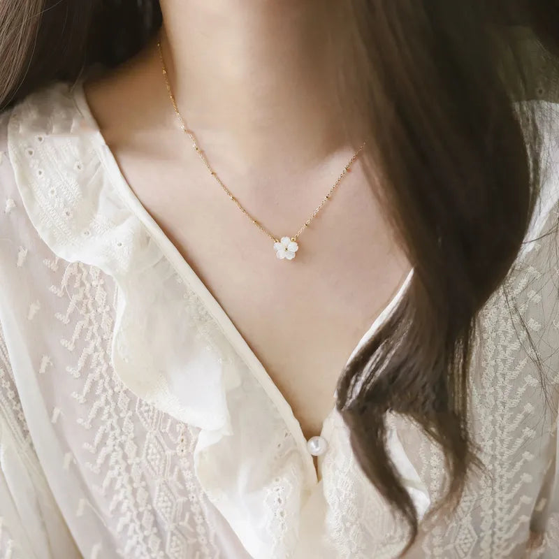 Dainty White Flower Pendant Necklace